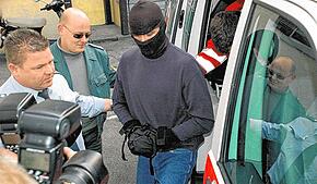 Auf dem Weg zum Prozess: Der 28-jährige Andrej W. wird 2011 in den Gerichtssaal des Landgerichts Konstanz geführt. Im Juni 2010 hatte er ...