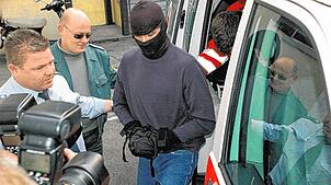 Auf dem Weg zum Prozess: Der 28-jährige Andrej W. wird 2011 in den Gerichtssaal des Landgerichts Konstanz geführt. Im Juni 2010 hatte er ...