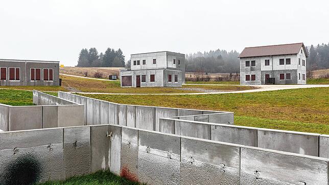 Betonfertigteile imitieren auf dem Gelände der Pfullendorfer Staufer-Kaserne Kampfstände und Verbindungsgräben. Die Bauweise erleichtert ...