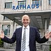 Da will er wieder rein: Bernd Häusler, amtierender Oberbürgermeister von Singen, vor dem Haupteingang des Rathauses. Er möchte bei der ...