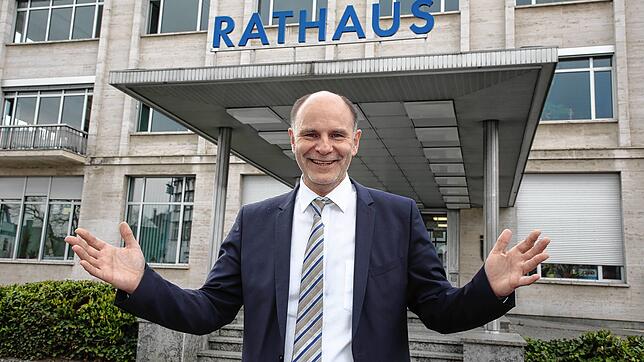 Da will er wieder rein: Bernd Häusler, amtierender Oberbürgermeister von Singen, vor dem Haupteingang des Rathauses. Er möchte bei der ...