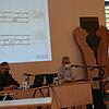 Der Architekt Martin Ritz von &bdquo;Glück und Partner&ldquo; stellte den Vorentwurf für eine neue Schule als Low-Tech-Gebäud vor. Von ...