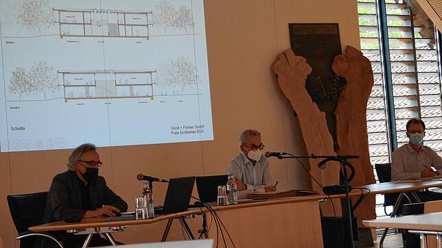 Der Architekt Martin Ritz von &bdquo;Glück und Partner&ldquo; stellte den Vorentwurf für eine neue Schule als Low-Tech-Gebäud vor. Von ...