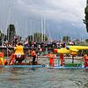 Das größte Boot bei der Schrottregatta im Unteruhldinger Hafen: Captain Balu und seine tollkühne Crew der "Flosshüüler" aus Weinfelden ...