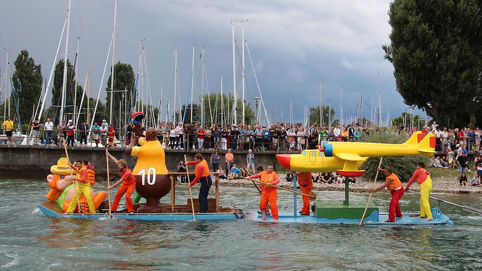 Das größte Boot bei der Schrottregatta im Unteruhldinger Hafen: Captain Balu und seine tollkühne Crew der "Flosshüüler" aus Weinfelden ...