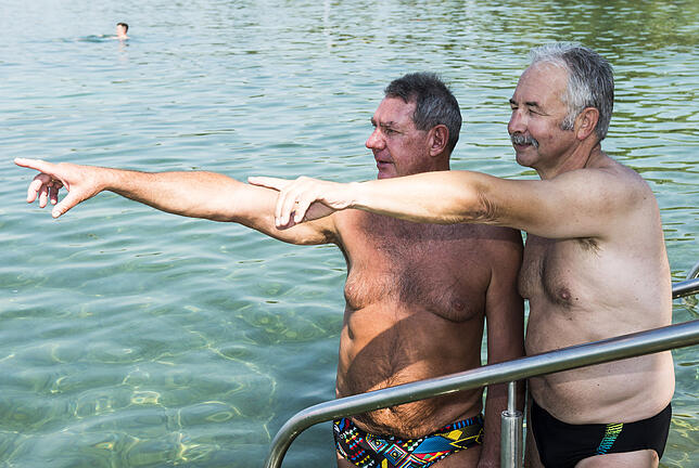 Seit 1999 arbeitet Theo Schlegel als Schwimmeister im Strandbad, Udo Markfeld kommt täglich zum Schwimmen.