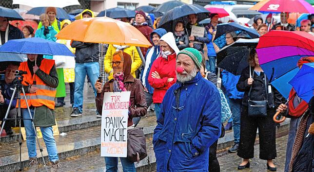 Auch von kräftigen Regenschauern ließen sich die Aktivisten nicht beeindrucken.