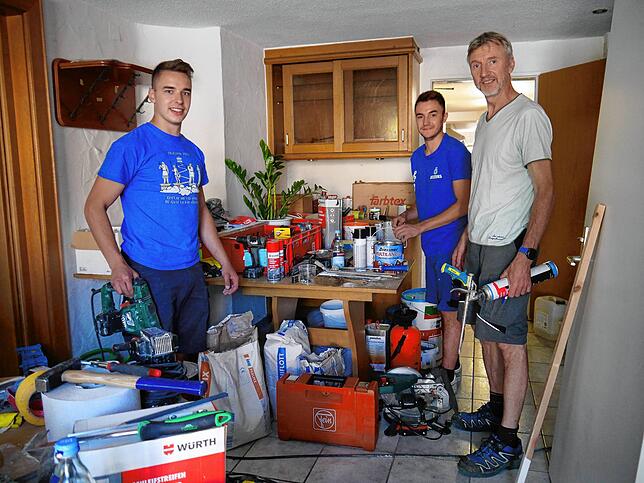 Werner Petrolli (rechts) mit Familienmitgliedern Nico (links) und Adrian (rechts), die bei den Renovierungsarbeiten mithelfen.