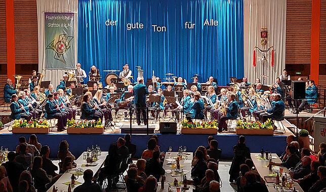 Ein imposanter Anblick: Das Stettener Orchester glänzte in voller Besetzung auf der Bühne in der Alemannenhalle.