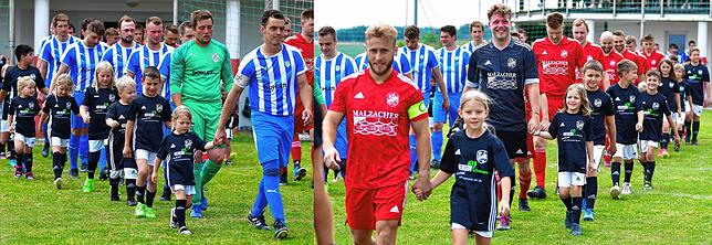 Tolle Geste: Mit den Jüngsten des FC Dachsberg liefen beide Mannschaften auf den Platz.