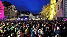 Die Menschenmasse in der Stadtmitte.