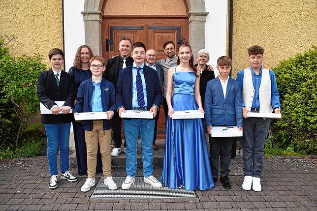 Die Konfirmanden der Evangelischen Kirchengemeinde Wutachtal. Neben den Konfirmanden die Pfarrer David Brunner, Jugendpastor Andre Reich ...