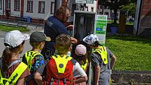 Der Gemeindevollzugsbedienstete Ralf Gerspacher nimmt beim Sommerferienprogramm im vergangenen Jahr eine Gruppe von Kindern auf einen ...