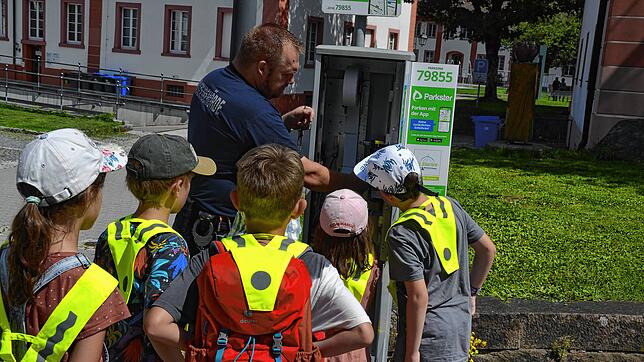 Der Gemeindevollzugsbedienstete Ralf Gerspacher nimmt beim Sommerferienprogramm im vergangenen Jahr eine Gruppe von Kindern auf einen ...