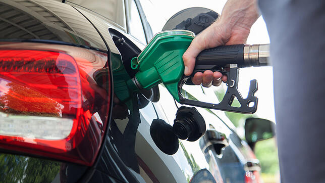 Tanken: Egal ob Sprit oder Heizöl – in Süddeutschland wird es teuer. Bild: dpa