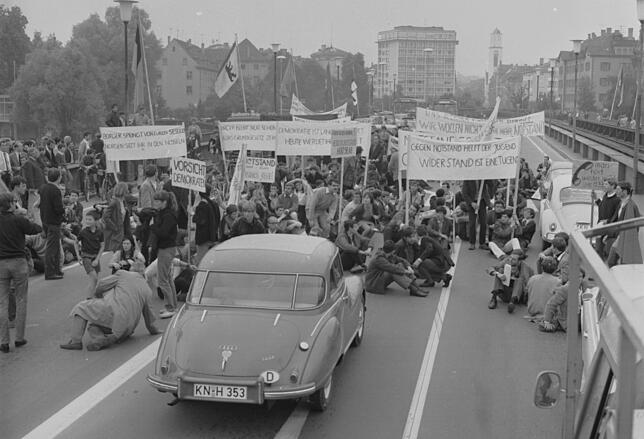 Straßenblockade durch Studenten in Konstanz 1968. Die Demonstration richtete sich gegen die im Mai vom Bundestag beschlossenen ...