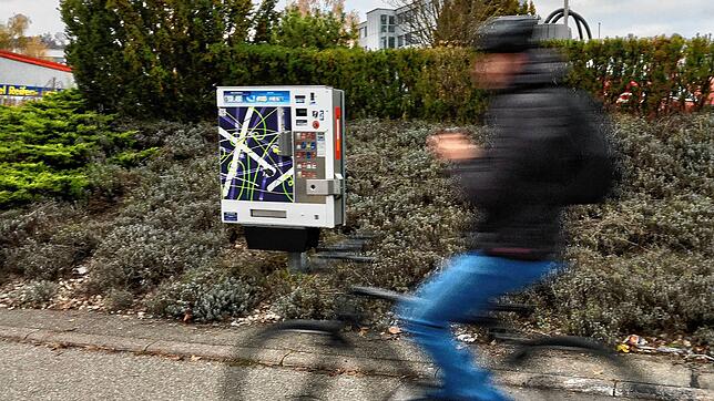 Ein junger Mann radelt in Gottmadingen am Zigarettenautomaten von Tobaccoland vorbei. Es ist der Ersatz für einen gesprengten.