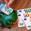 Geldscheine falten kann neuerdings teuer werden &ndash; zumindest, wenn man einer scherzhaften Bankberaterin aus Waldshut glaubt.
