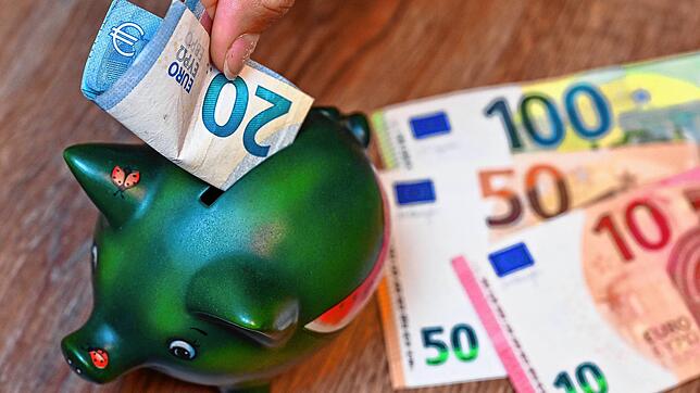 Geldscheine falten kann neuerdings teuer werden &ndash; zumindest, wenn man einer scherzhaften Bankberaterin aus Waldshut glaubt.