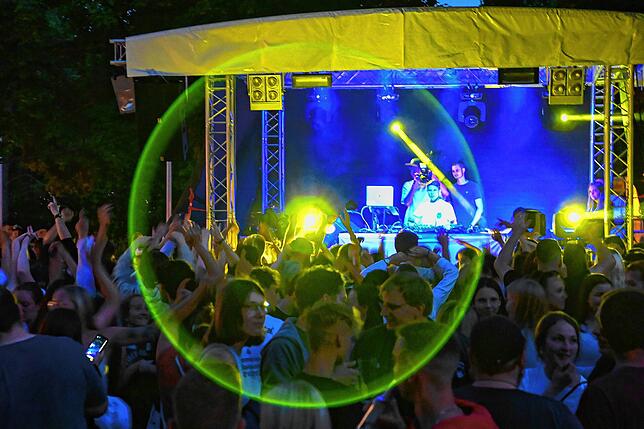Mit Licht- und Showeffekten feierten das junge Publikum im Stadtgarten.