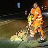 Straßenbauarbeiter sägen eine glatte Kante in den reparierten Bereich der Autobahn A 81 bei Deißlingen: So kann dort später der Asphalt ...