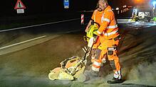 Straßenbauarbeiter sägen eine glatte Kante in den reparierten Bereich der Autobahn A 81 bei Deißlingen: So kann dort später der Asphalt ...
