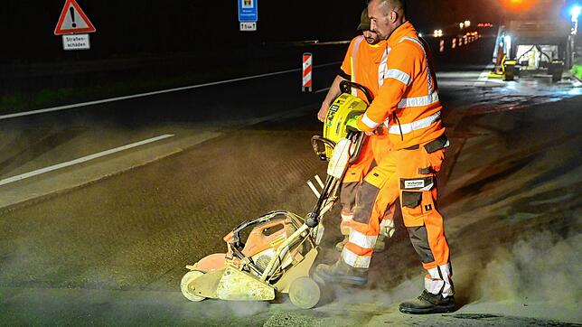 Straßenbauarbeiter sägen eine glatte Kante in den reparierten Bereich der Autobahn A 81 bei Deißlingen: So kann dort später der Asphalt ...