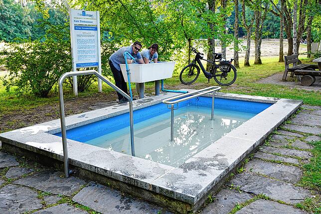 Sabine Patane und Daniel Panzini sind mit den Fahrrädern unterwegs. An der Kneipp-Stelle in Hüfingen halten sie gerne und tauchen ihre ...