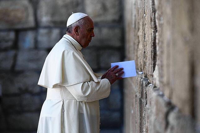 Während seiner Reise im Mai 2014 ins Heilige Land betet Franziskus an der israelischen Sperrmauer und bittet um Frieden und Versöhnung, ...