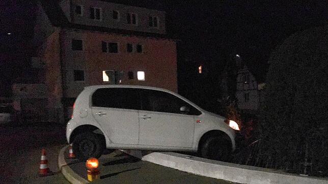 Im Dezember 2019 setzte sich eine 72-Jährige betrunken hinters Steuer ihres VW und fuhr in der Daisendorfer Straße zunächst über den ...