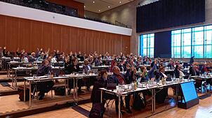Die Kreisräte stimmen über das Verfahren ab, wie die Positionen der stellvertretenden Vorsitzenden der Ausschüsse ermittelt werden sollen.