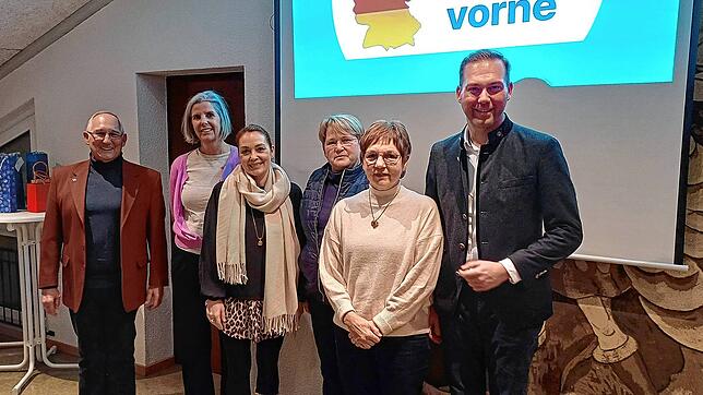 Hans-Peter Müller, Vorsitzender des CDU-Ortsverbandes Murg (links) und Abgeordneter Felix Schreiner (rechts), danken Gaby Döbele-Kreuz, ...