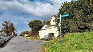 Die Straße „Am Rebberg“ in Rielasingen, hier musste eine neue Trinkwasserleitung verlegt werden, jetzt ging es im Gemeinderat um die ...