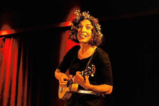 Katalyn Bohn mit ihrem Kabarett-Programm im Rahmen des Burgspektakels 2019 auf der Bühne im Gasthaus Engel in Neuhausen.