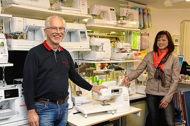 Noch mehr als Hans-Peter Falz aus Wehr hat sich seine Frau über die Nähmaschine Janome 230 DC im Wert von 376&nbsp;Euro gefreut. ...