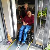 Uschi Görlich und Peter Krautter leben im Wobak-Komplex. Für die Schwelle zur Terrasse haben sie eine Rampe.