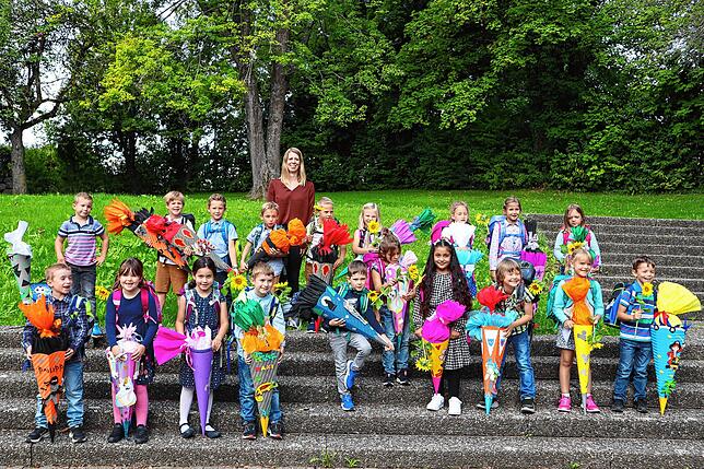 Die Klasse 1a der Grundschule Tengen mit ihrer Klassenlehrerin Stefanie Kurz bei ihrer Einschulungsfeier.