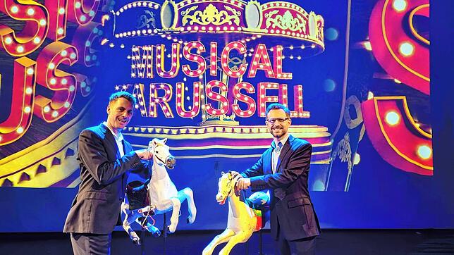 Das „Musical Karussell“ von Jochen Frank Schmidt (links) und Alexander Dieterle dreht sich zum Auftakt der 50. Saison des Theaterrings ...