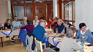 Bürger von Höchenschwand kamen mit den Kandidaten für die Gemeinderatswahl ins Gespräch. Bild: Stefan Pichler