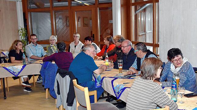 Bürger von Höchenschwand kamen mit den Kandidaten für die Gemeinderatswahl ins Gespräch. Bild: Stefan Pichler