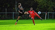 Die SG Dauchingen/Weilersbach (Niklas Halder, links) hat dem VfB Villingen (Kürsat Karakuscu) beim 6:1 keine Chance gelassen.