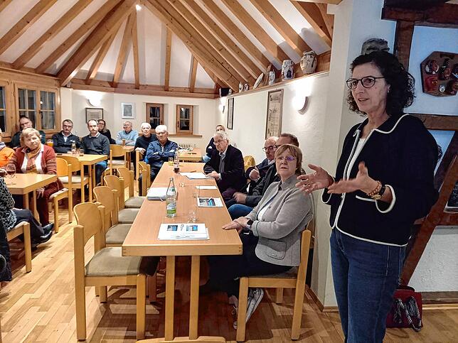 CDU-Stadträtin Martina Koners-Kannegießer informiert das Publikum über die aktuelle Wohnbaupolitik von Verwaltung und Gemeinderat. In ...