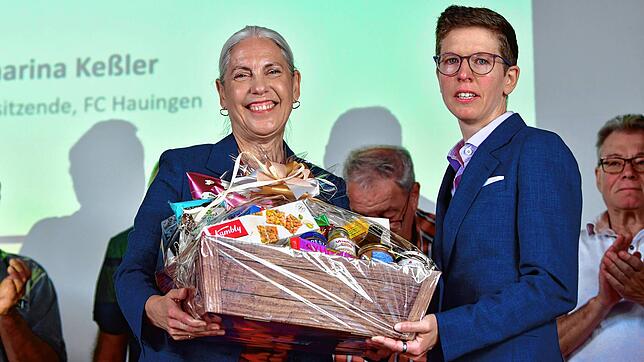 Sichtlich angefasst: Nach nur zwei Jahren im Amt wurde die bisherige Bezirksvorsitzende Katharina Keßler (rechts) beim Bezirkstag in ...