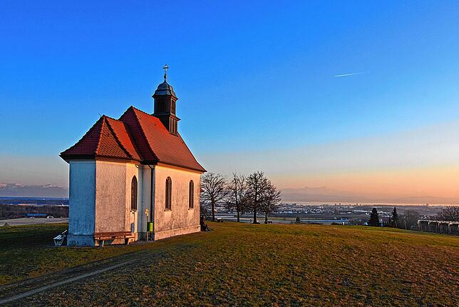 Die Haldenbergkapelle im Sonnenuntergang.