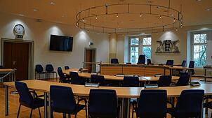 Einer der Gerichtssäle im Justizgebäude in Waldshut-Tiengen (Symbolbild). Zwei junge Männer müssen sich vor Gericht wegen mehrerer ...