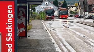 Der Busbahnhof Bad Säckingen: In einem auf dem im hinteren Bildbereich erkennbaren Parkplatz abgestellten Bus soll der Angeklagte bei ...