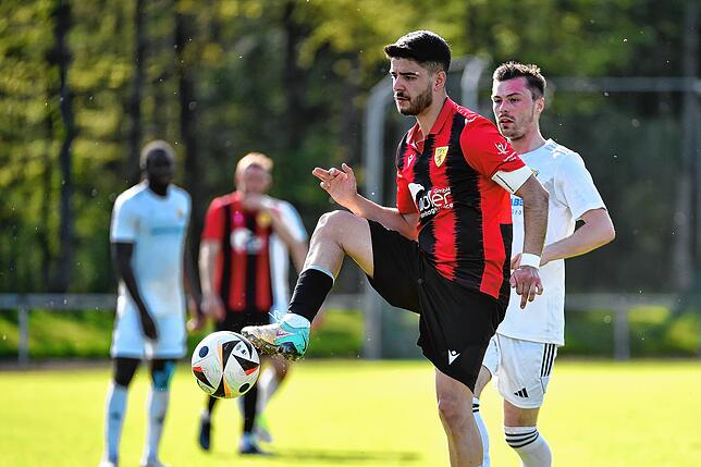 Wechselhaft: Für Kapitän Serkan Korkmaz (vorne) und seine Mannschaft vom FSV Rheinfelden ging es nach dem besten Saisonstart mit Höhen ...