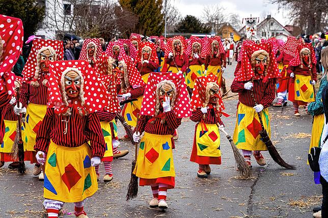 Die Schellenberghexen aus Donaueschingen haben Spaß beim Grenzsteintreffen.