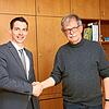 Nach einem langen Arbeitsleben wird Dr. Hans-Ulrich Jung (rechts) von Bürgermeister Christian Wörpel in den Ruhestand verabschiedet.
