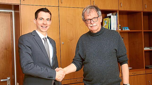 Nach einem langen Arbeitsleben wird Dr. Hans-Ulrich Jung (rechts) von Bürgermeister Christian Wörpel in den Ruhestand verabschiedet.